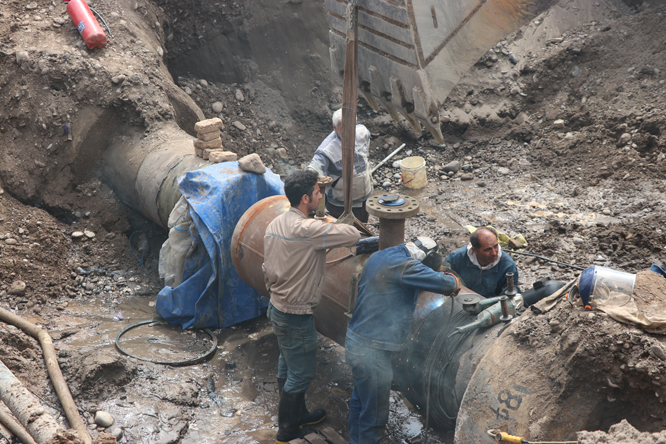 گزارش تصویری:گوشه ای از تلاش های شبانه روزی کارکنان شرکت گاز استان گیلان و شرکت انتقال گاز در جهت رفع مشکل شکستگی خط اصلی انتقال گاز 