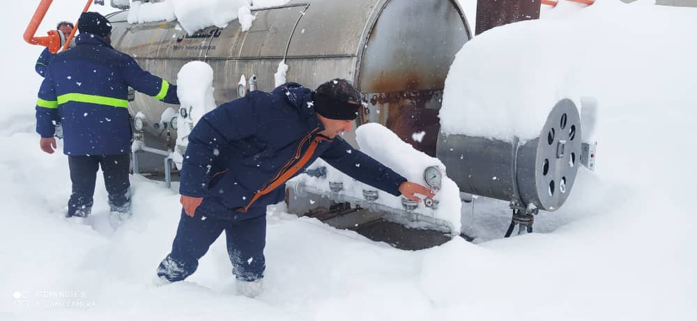 گزارش تصویری: تلاش بی وقفه پرسنل شرکت گاز استان گیلان برای حفظ پایداری جریان گاز مشترکین در جریان  بارش برف یکم بهمن 99