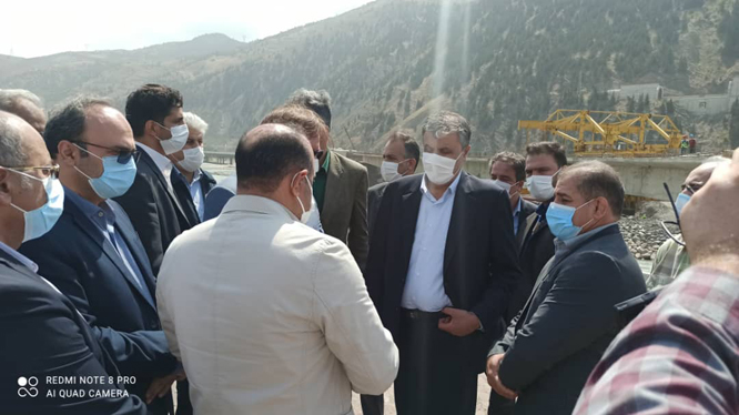 وزیر راه و شهرسازی به همراه استاندار گیلان از پروژه تعویض مسیر خط لوله گاز در رودبار بازدید کرد